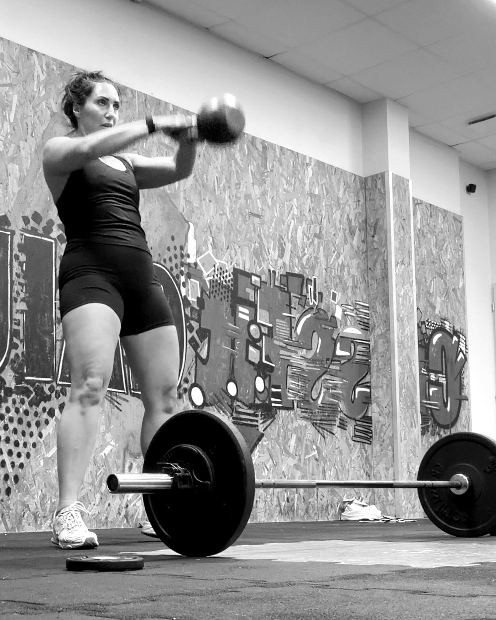 Kettlebell swing pendant un cours de CrossFit &agrave; Aix-en-Provence