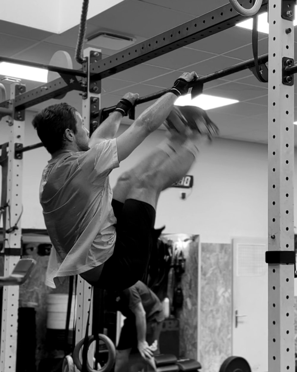 Mouvement de gymnastique &agrave; la barre pendant un WOD