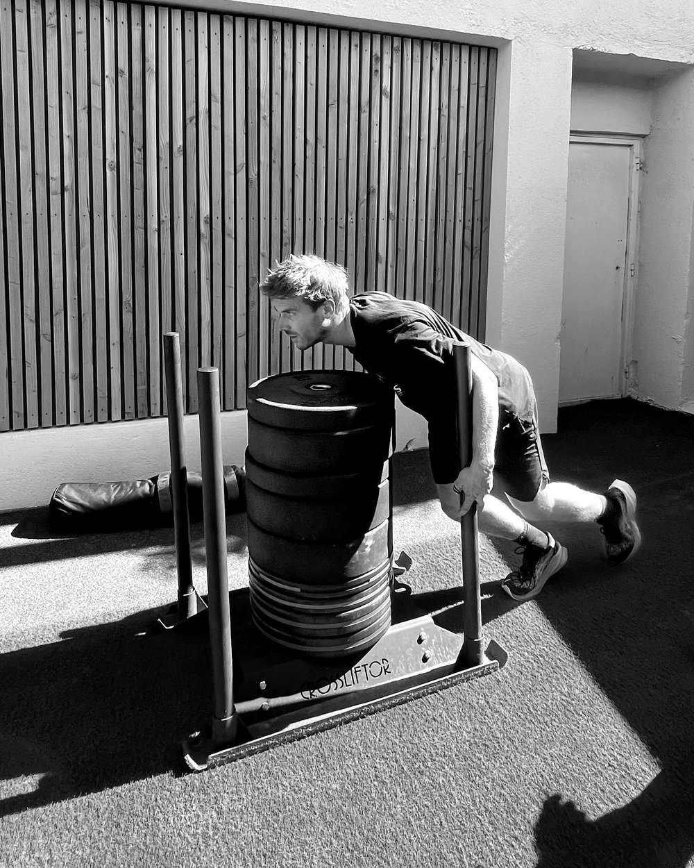 Sled push sur la zone ext&eacute;rieure du club
